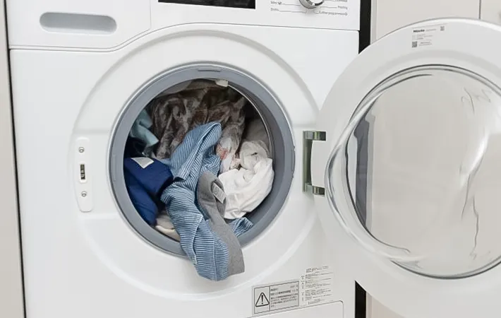 洋服の入った洗濯槽の写真（撮影：Heulie）