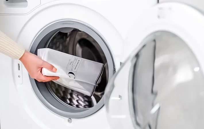 洗濯槽に洗剤を入れる写真（撮影：Heulie）