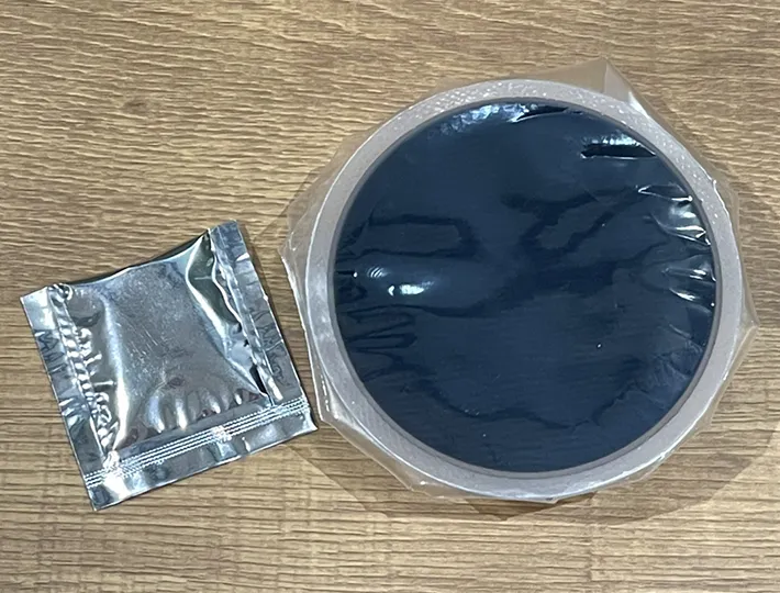 『漆黒の苺ゼリー』と練乳の写真（撮影：grape編集部）