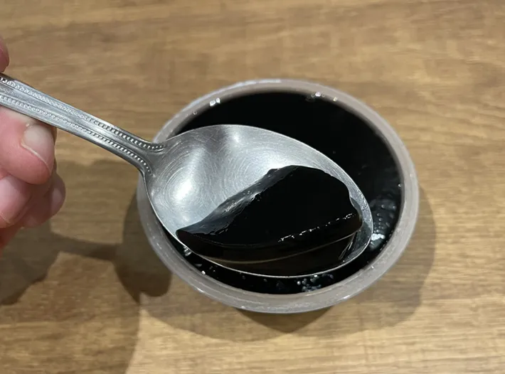 『漆黒の苺ゼリー』を食べる写真（撮影：grape編集部）