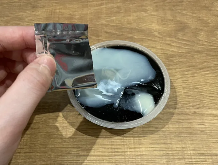 練乳をかける写真（撮影：grape編集部）