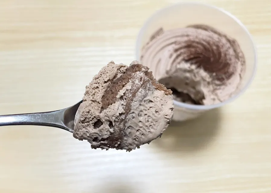 『植物生まれのチョコケーキ』を食べる写真（撮影：grape編集部）