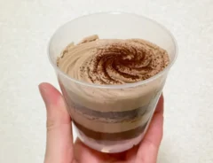 『植物生まれのチョコケーキ』の写真（撮影：grape編集部）