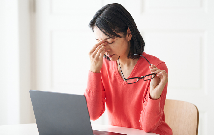 目元をおさえる女性