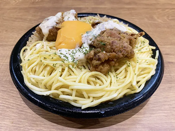 『ドカ盛り！にんにくマヨ＆チーズの豚骨めし＆ペペロンチーノ』の写真（撮影：grape編集部）