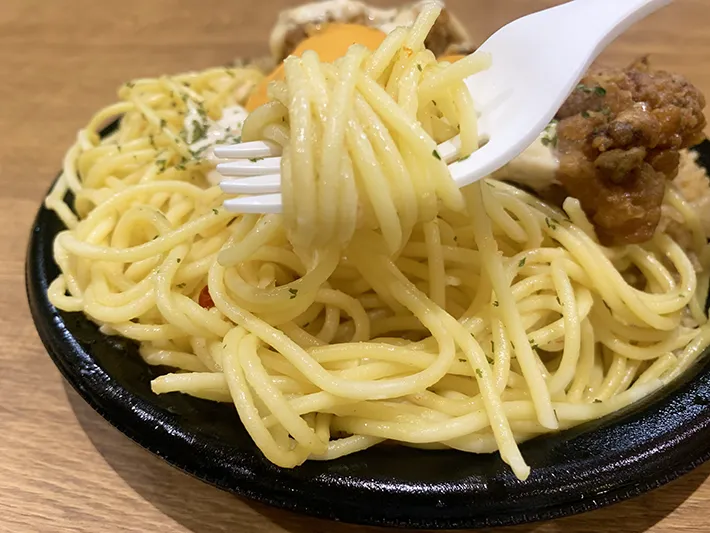 『ドカ盛り！にんにくマヨ＆チーズの豚骨めし＆ペペロンチーノ』の写真（撮影：grape編集部）