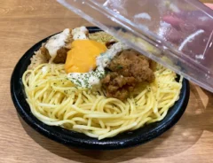 『ドカ盛り！にんにくマヨ＆チーズの豚骨めし＆ペペロンチーノ』の写真（撮影：grape編集部）