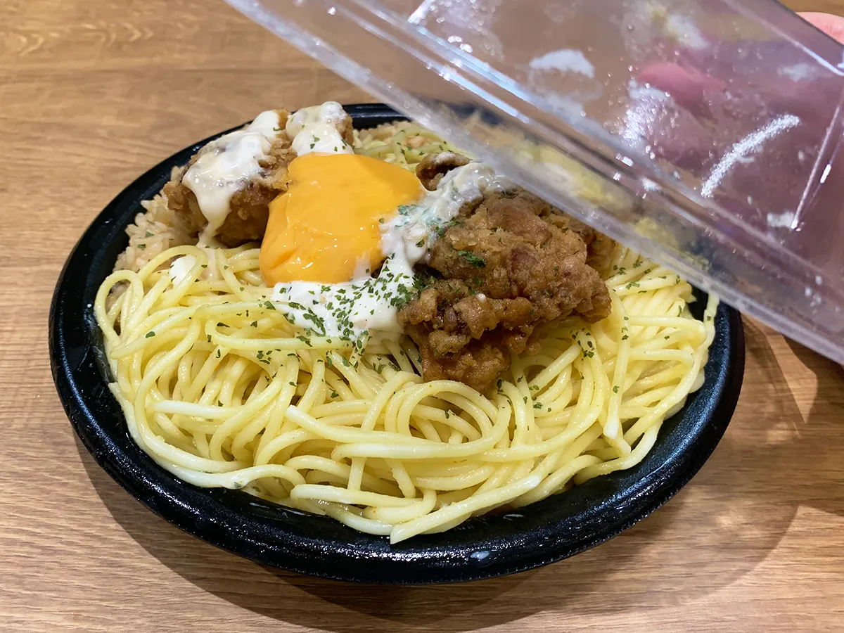 『ドカ盛り！にんにくマヨ＆チーズの豚骨めし＆ペペロンチーノ』の写真（撮影：grape編集部）