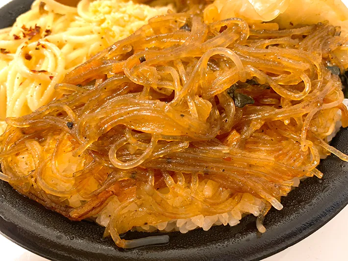 セブン-イレブン『ドカ盛り！欲張り中華弁当』の写真（撮影：grape編集部）