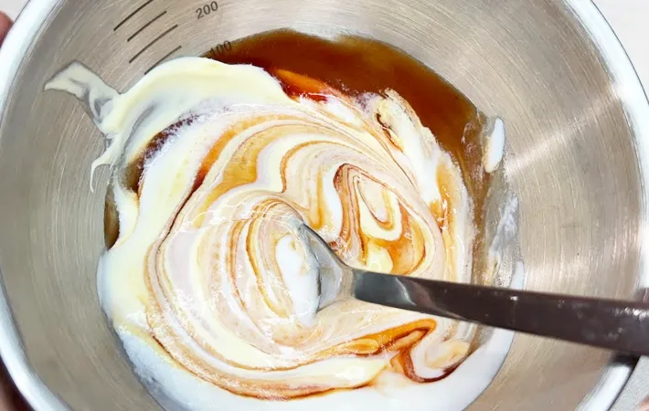 『カスピ海ヨーグルトドレッシング』を作る写真（撮影：キジカク）