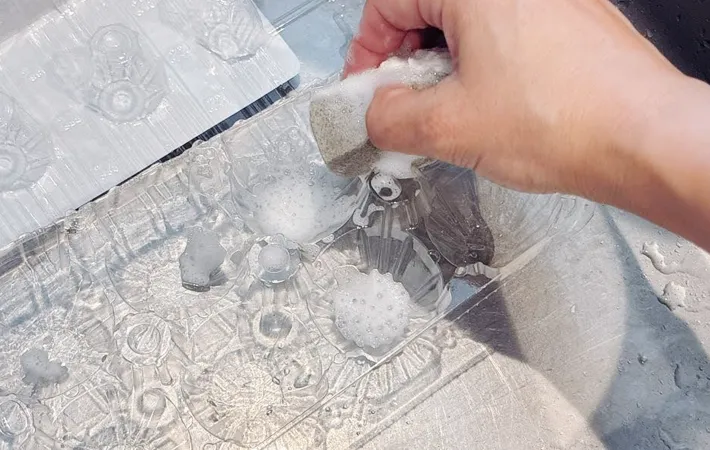 卵のパックを洗う写真（撮影：キジカク）