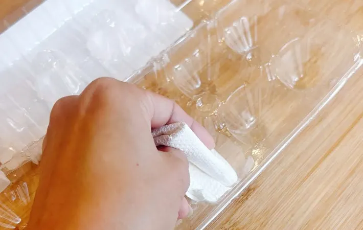 卵のパックを洗う写真（撮影：キジカク）