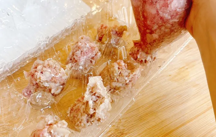 卵のパックで肉団子を作る写真（撮影：キジカク）