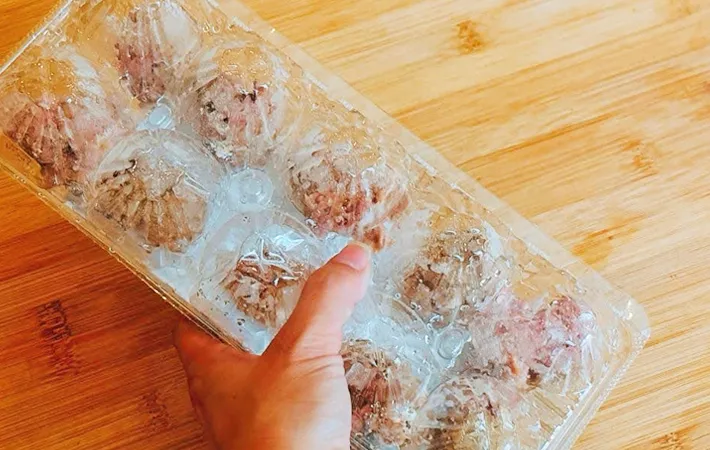卵のパックで肉団子を作る写真（撮影：キジカク）