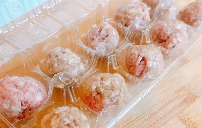 卵のパックで肉団子を作る写真（撮影：キジカク）