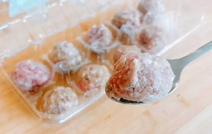 卵のパックで肉団子を作る写真（撮影：キジカク）