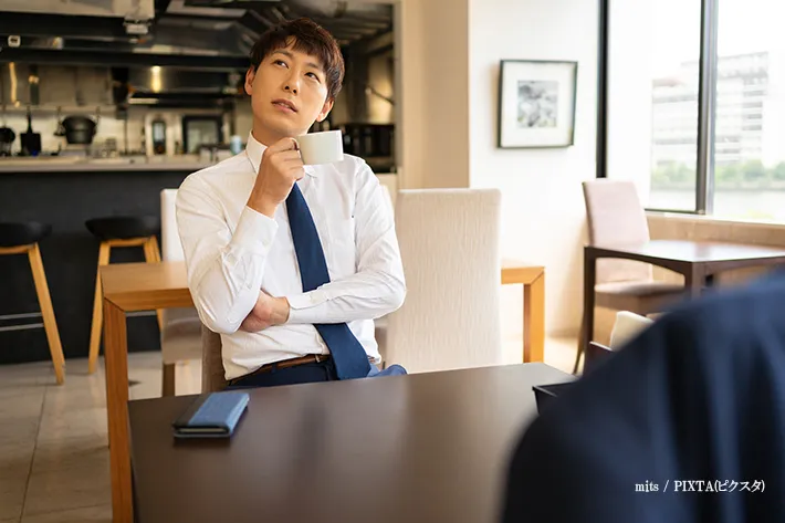 悩む人のイメージ画像