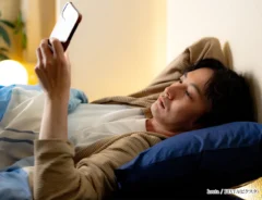 スマホを見る人のイメージ画像