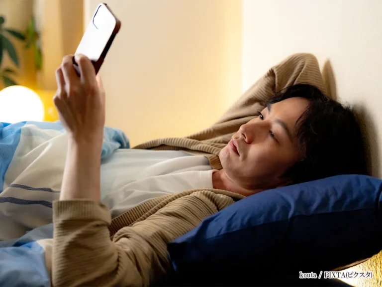 スマホを見る人のイメージ画像