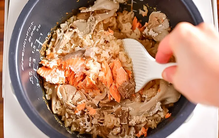 炊き込みご飯を混ぜている写真（撮影：小泉明代）