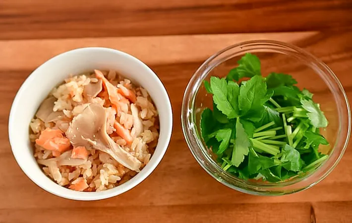 茶碗に盛ったご飯とミツバの写真（撮影：小泉明代）