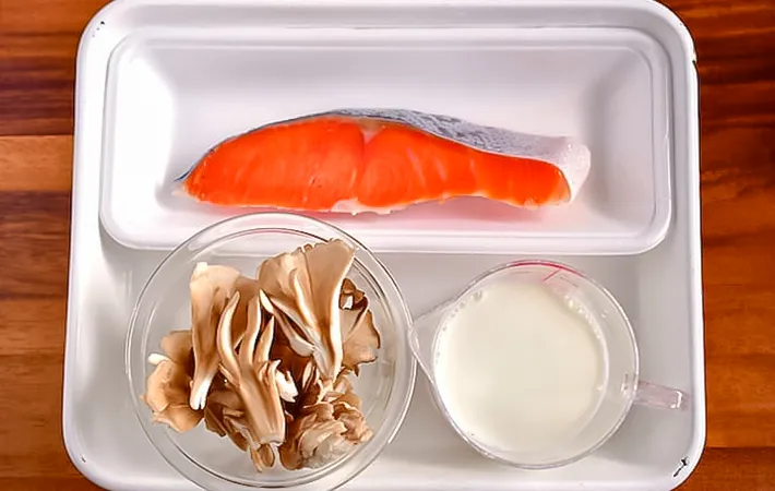 牛乳と鮭とマイタケの写真（撮影：小泉明代）