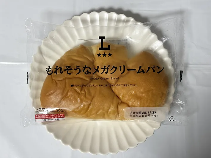 もれそうなメガクリームパンの画像（撮影：grape編集部）