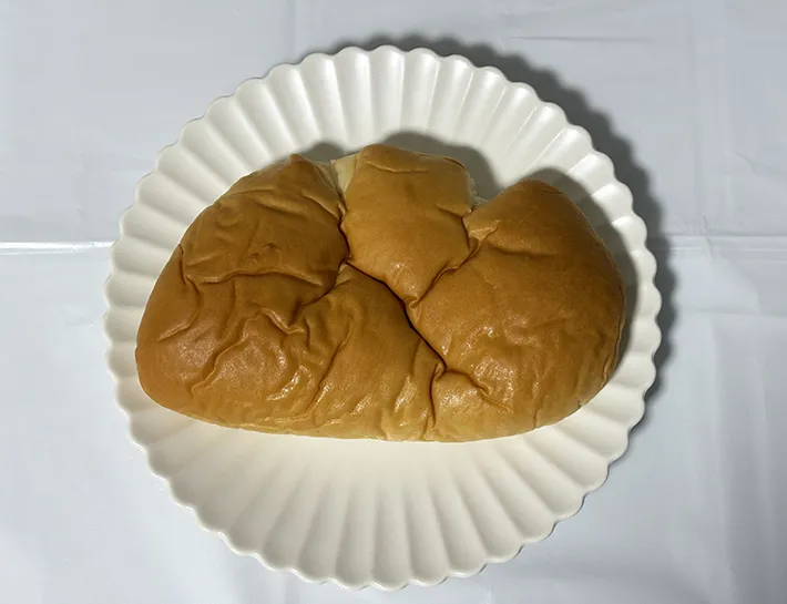 もれそうなメガクリームパンの画像（撮影：grape編集部）