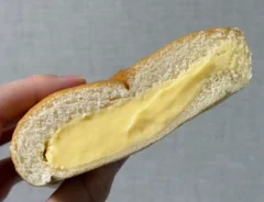 もれそうなメガクリームパンの画像（撮影：grape編集部）