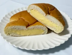 もれそうなメガクリームパンの画像（撮影：grape編集部）