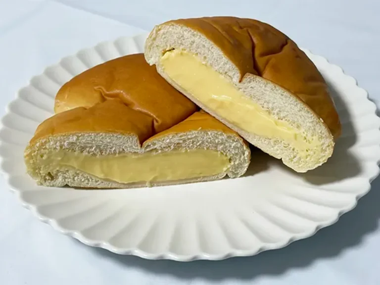 もれそうなメガクリームパンの画像（撮影：grape編集部）