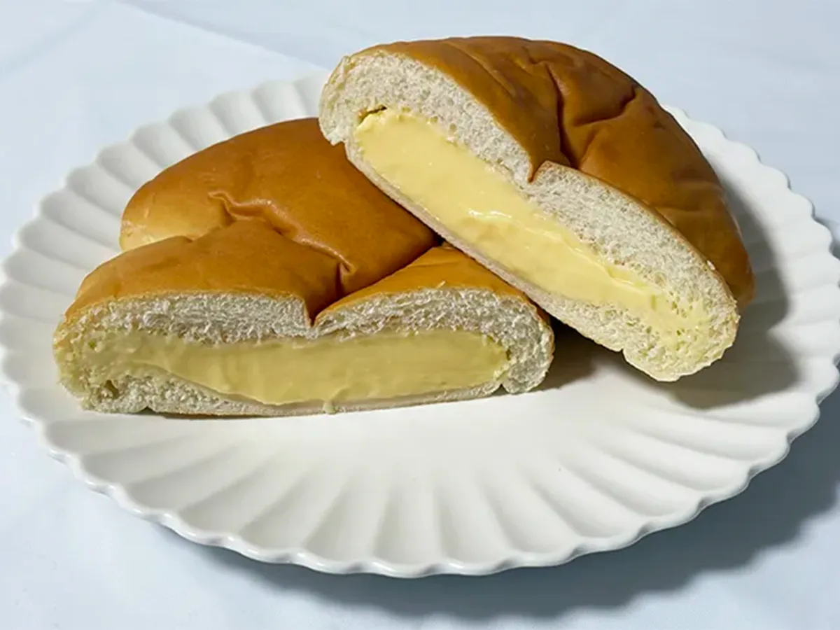 もれそうなメガクリームパンの画像(撮影:grape編集部)