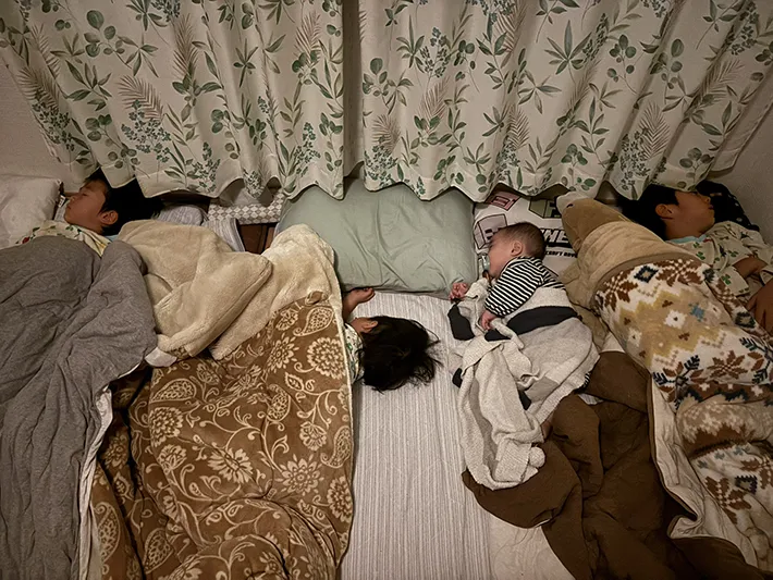 寝ている４兄弟