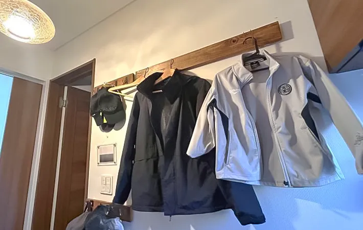 服を掛けている写真（撮影：Heulie）