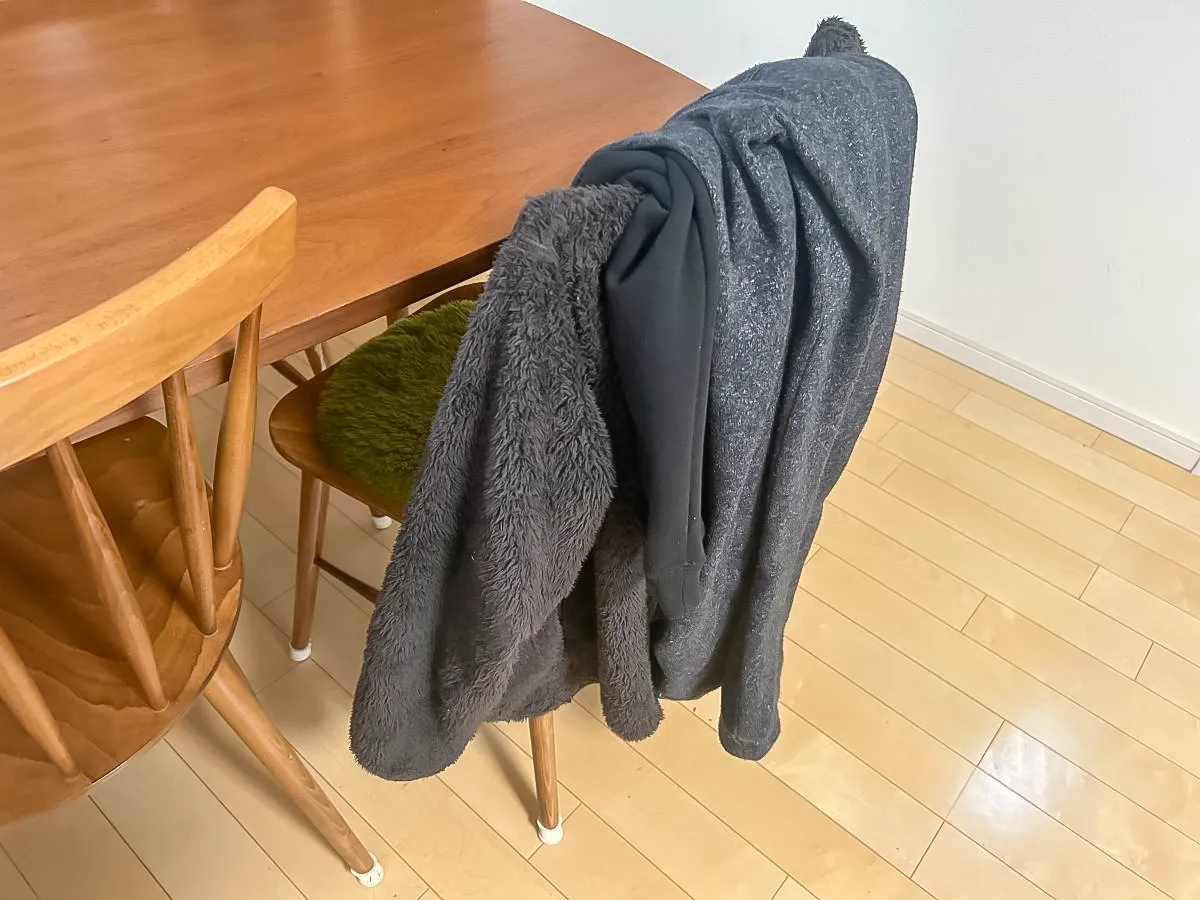 脱いだ服の写真撮影：Heulie）