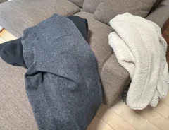 脱いだ服の写真撮影：Heulie）