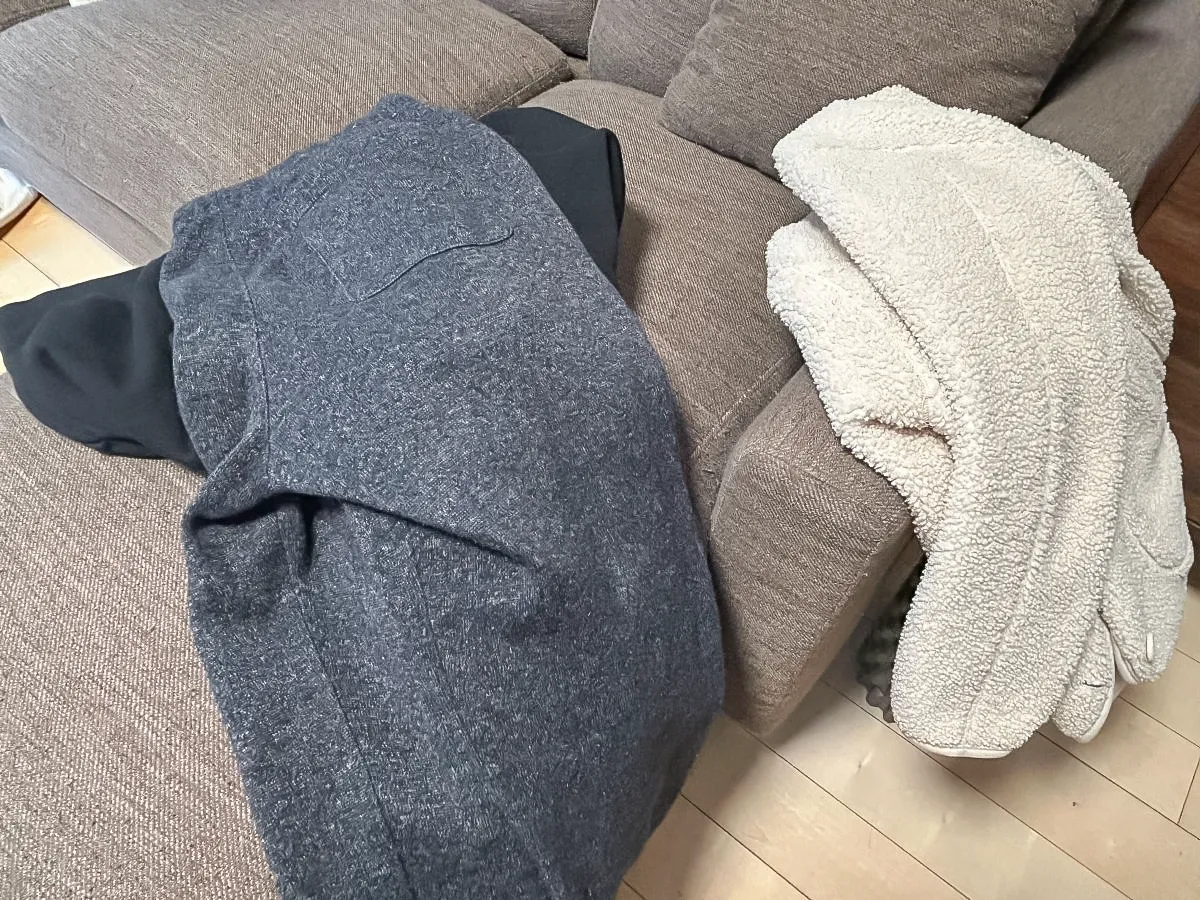 脱いだ服の写真撮影：Heulie）