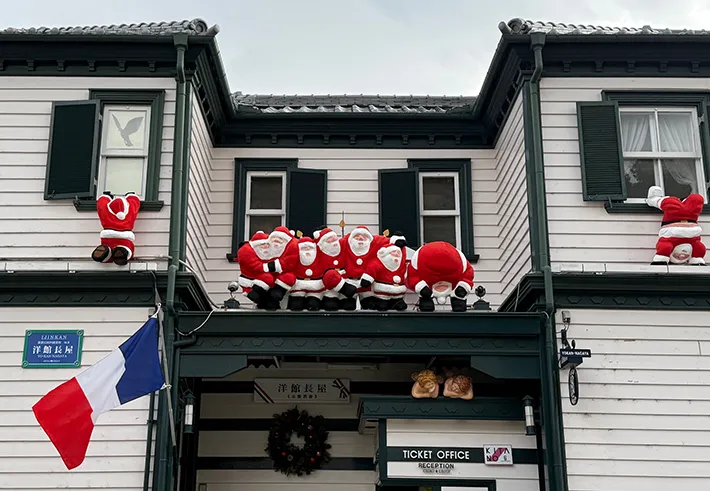 神戸の異人館周辺に飾られるサンタクロースの人形の写真
