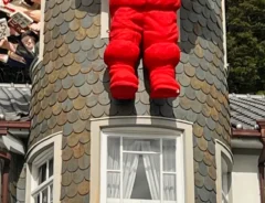 『北野異人館うろこの家』で飾られる、2025年をイメージしたサンタクロースや人形の写真