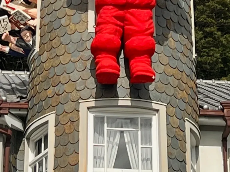 『北野異人館うろこの家』で飾られる、2025年をイメージしたサンタクロースや人形の写真