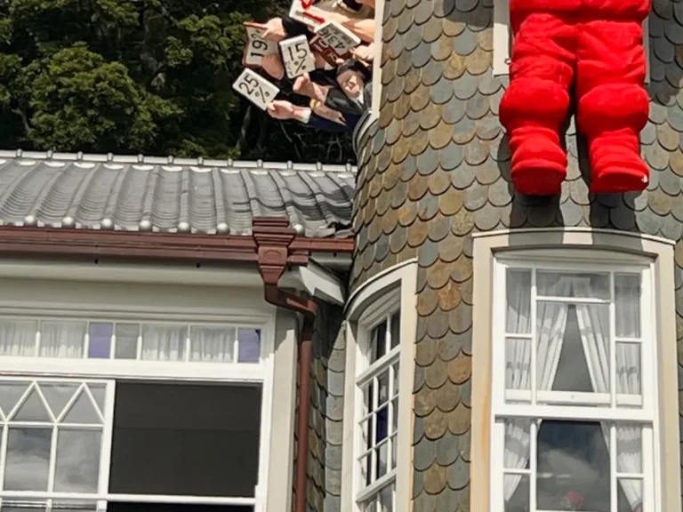 『北野異人館うろこの家』で飾られる、2025年をイメージしたサンタクロースや人形の写真