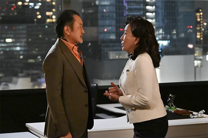 『ちょっとだけエスパー』に出演する高畑淳子さんと吉田鋼太郎さんが写る場面写真