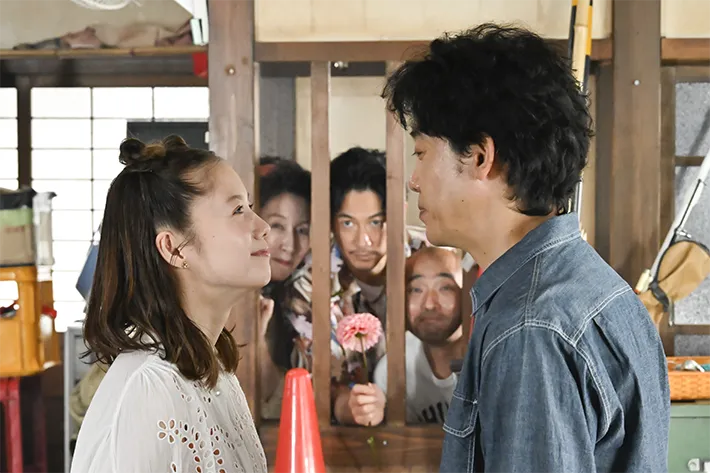 『ちょっとだけエスパー』に出演する大泉洋さんと宮﨑あおいさんが写る場面写真