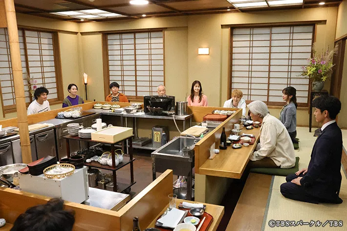 『ザ・ロイヤルファミリー』に出演する妻夫木聡さんと佐藤浩市さんが写る場面写真