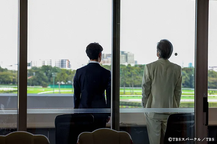 『ザ・ロイヤルファミリー』に出演する妻夫木聡さんと佐藤浩市さんが写る場面写真