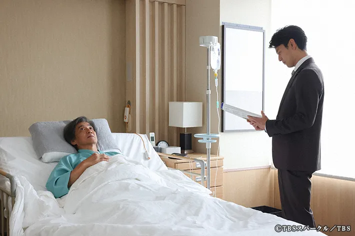 『ザ・ロイヤルファミリー』に出演する妻夫木聡さんと佐藤浩市さんが写る場面写真