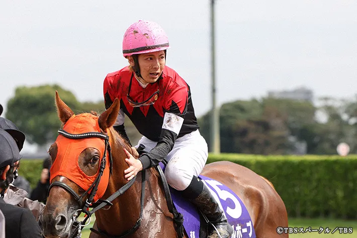 『ザ・ロイヤルファミリー』に出演する高杉真宙さんが写る場面写真