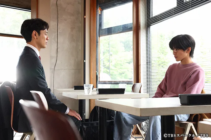 『ザ・ロイヤルファミリー』に出演する妻夫木聡さんと目黒蓮さんが写る場面写真