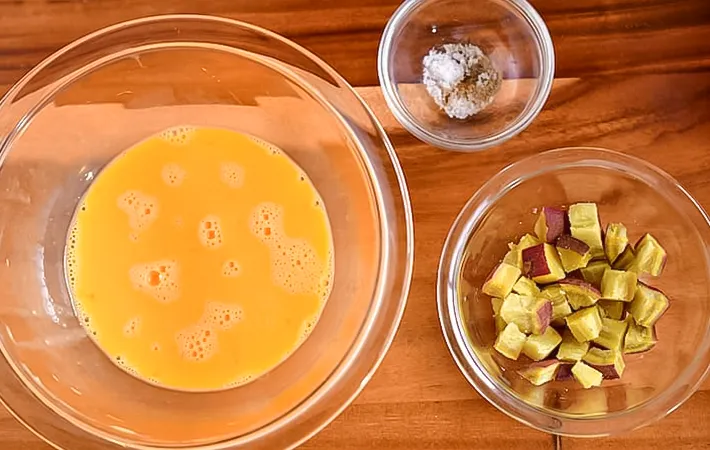 溶いた卵とサツマイモの写真（撮影：小泉明代）