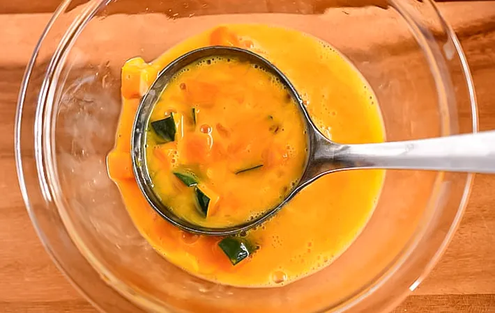 カボチャを混ぜた卵液の写真（撮影：小泉明代）